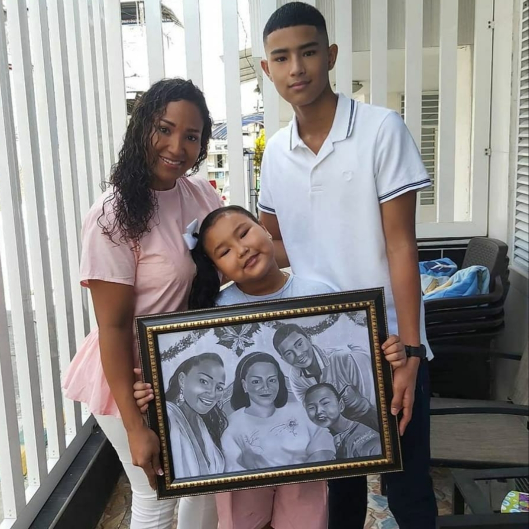 Familia recibiendo su retrato hecho a mano